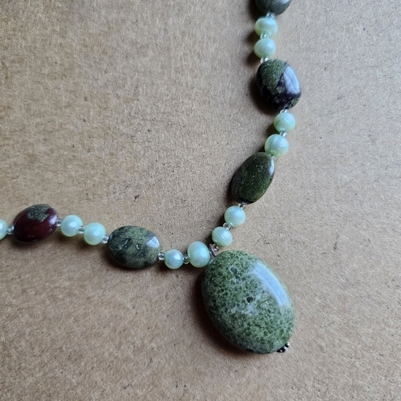Green-toned freshwater pearl necklace green stones toggle clasp mermaidcore - Picture 3 of 5